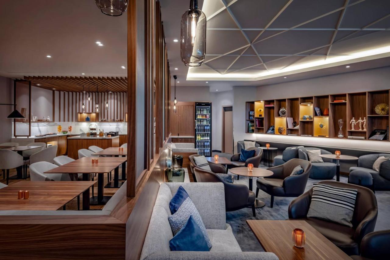 Zurich Marriott Hotel Экстерьер фото The lounge at the airport