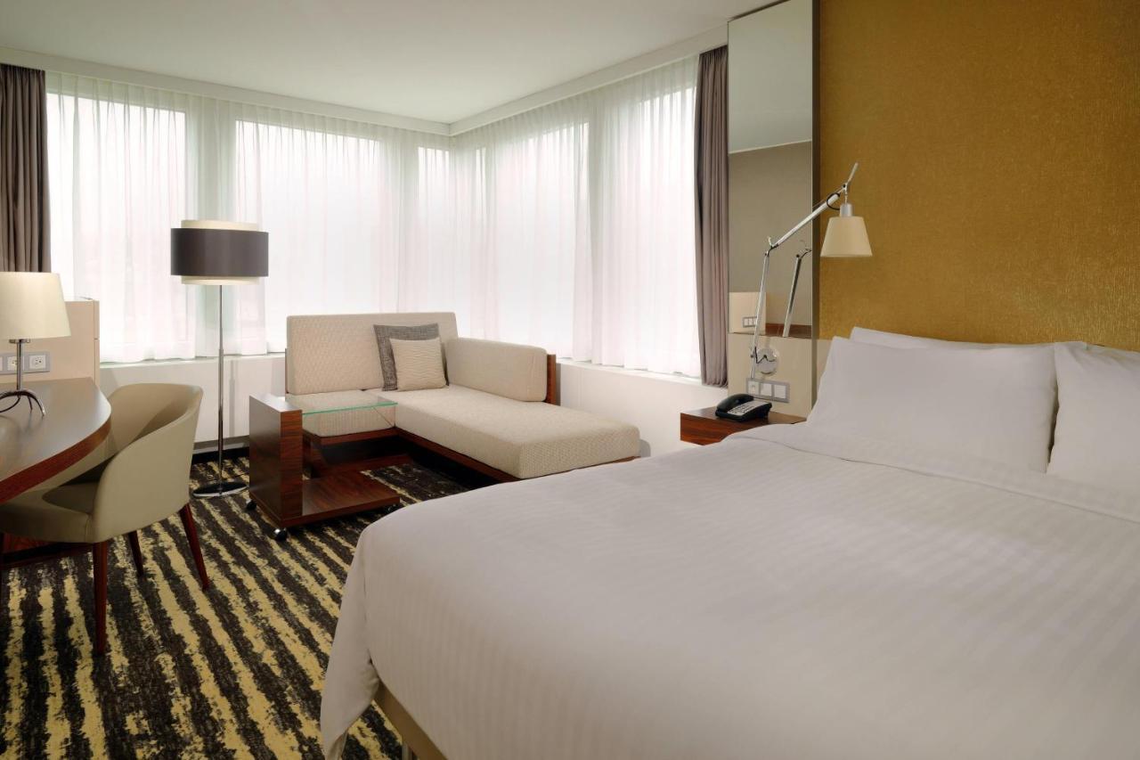 Zurich Marriott Hotel Экстерьер фото A room at the W London