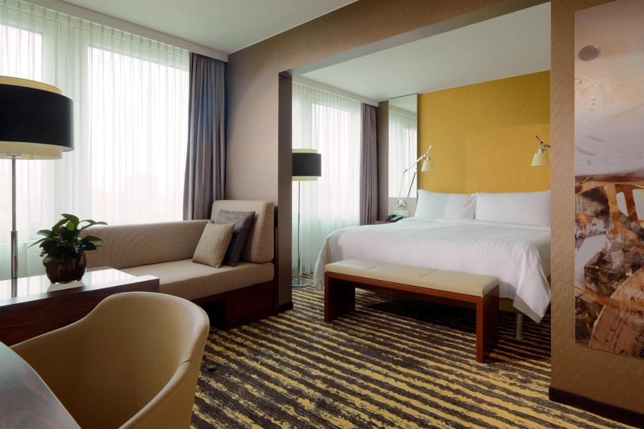 Zurich Marriott Hotel Экстерьер фото A room at the hotel