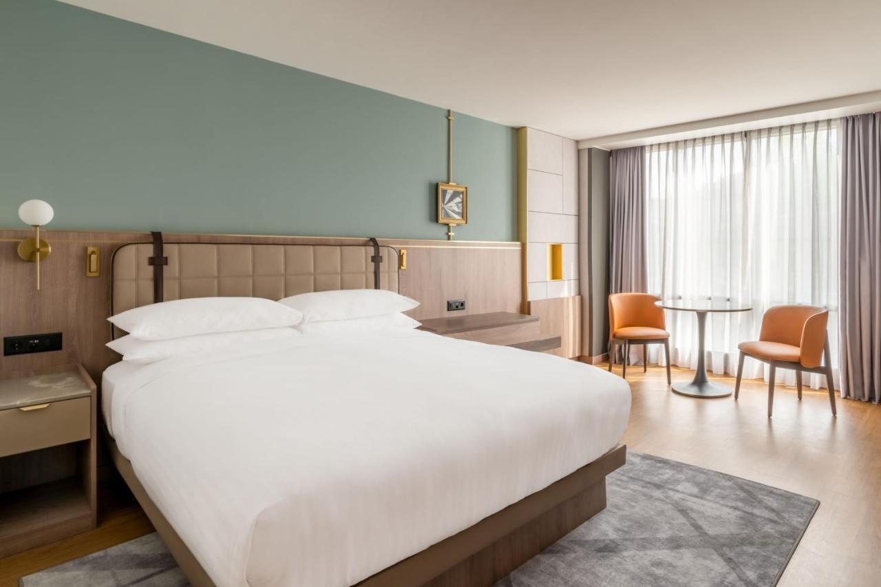 Zurich Marriott Hotel Экстерьер фото A guest room at the hotel