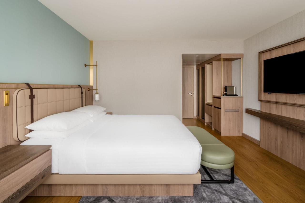 Zurich Marriott Hotel Экстерьер фото A guest room at the hotel