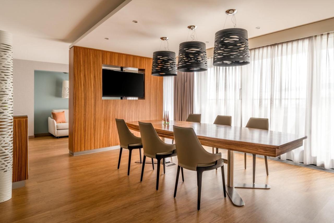 Zurich Marriott Hotel Экстерьер фото A meeting room at the airport