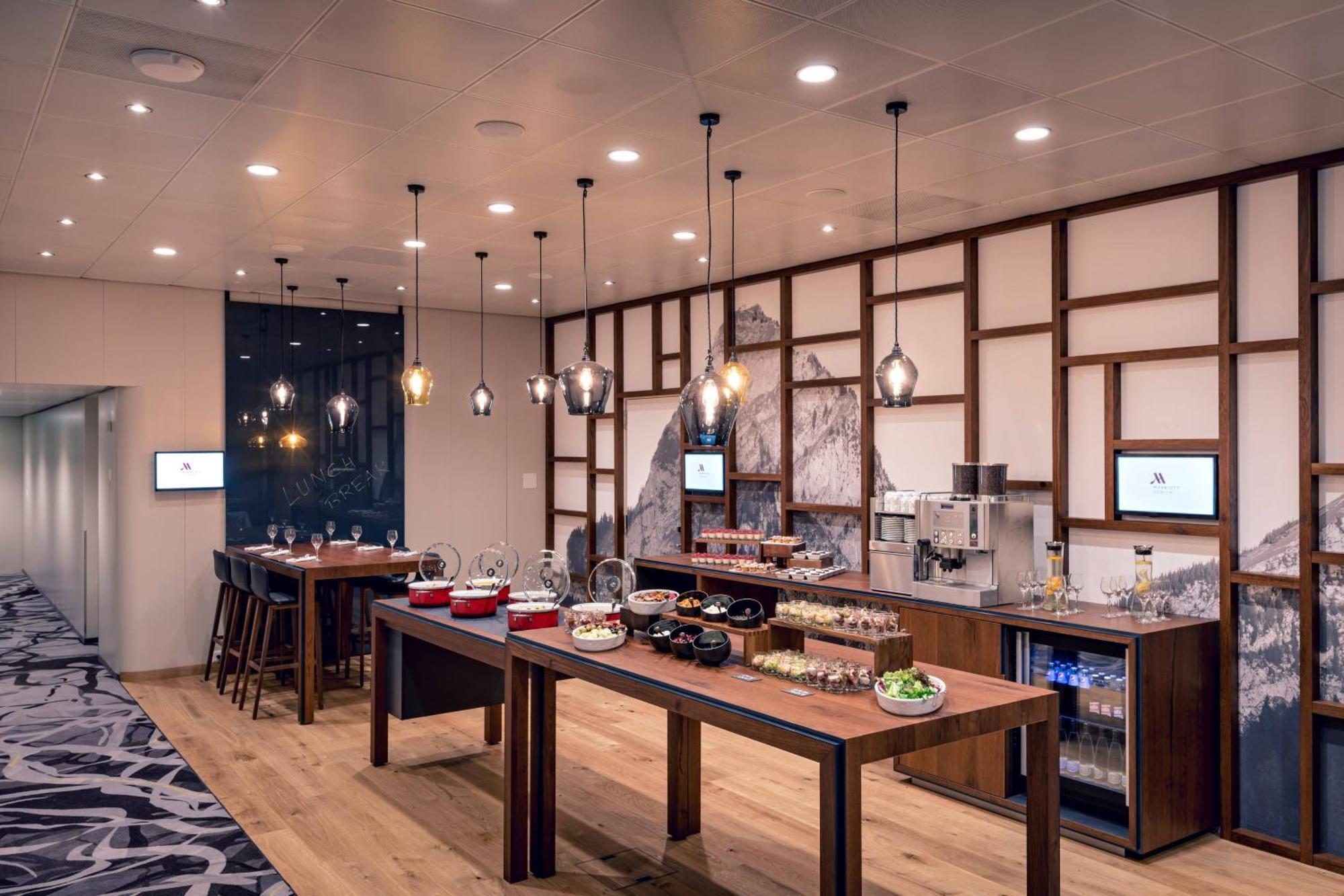Zurich Marriott Hotel Экстерьер фото The lounge at London Heathrow Airport