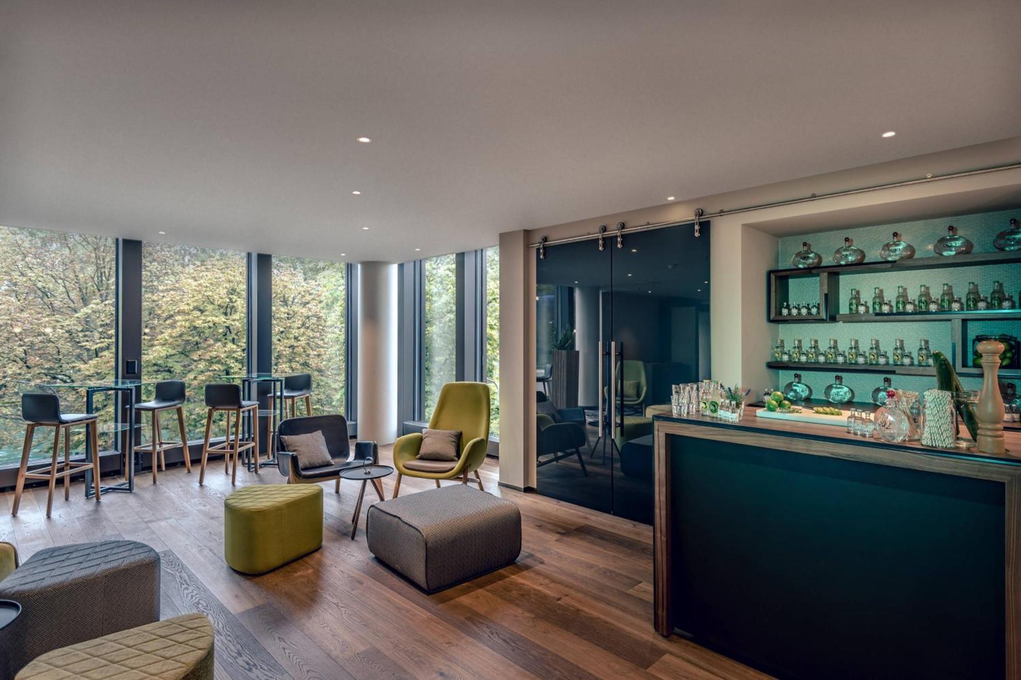 Zurich Marriott Hotel Экстерьер фото The bar at the 100 Queen's Gate